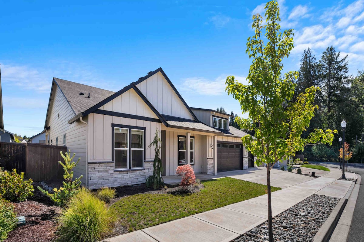 Brush Prairie Retreat | King Bed & Playroom exterior and front yard